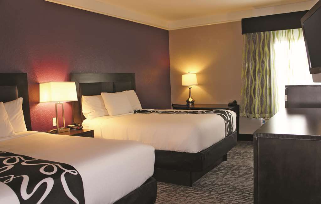 La Quinta Inn & Suites by Wyndham Pearland Houston South - photo 18
