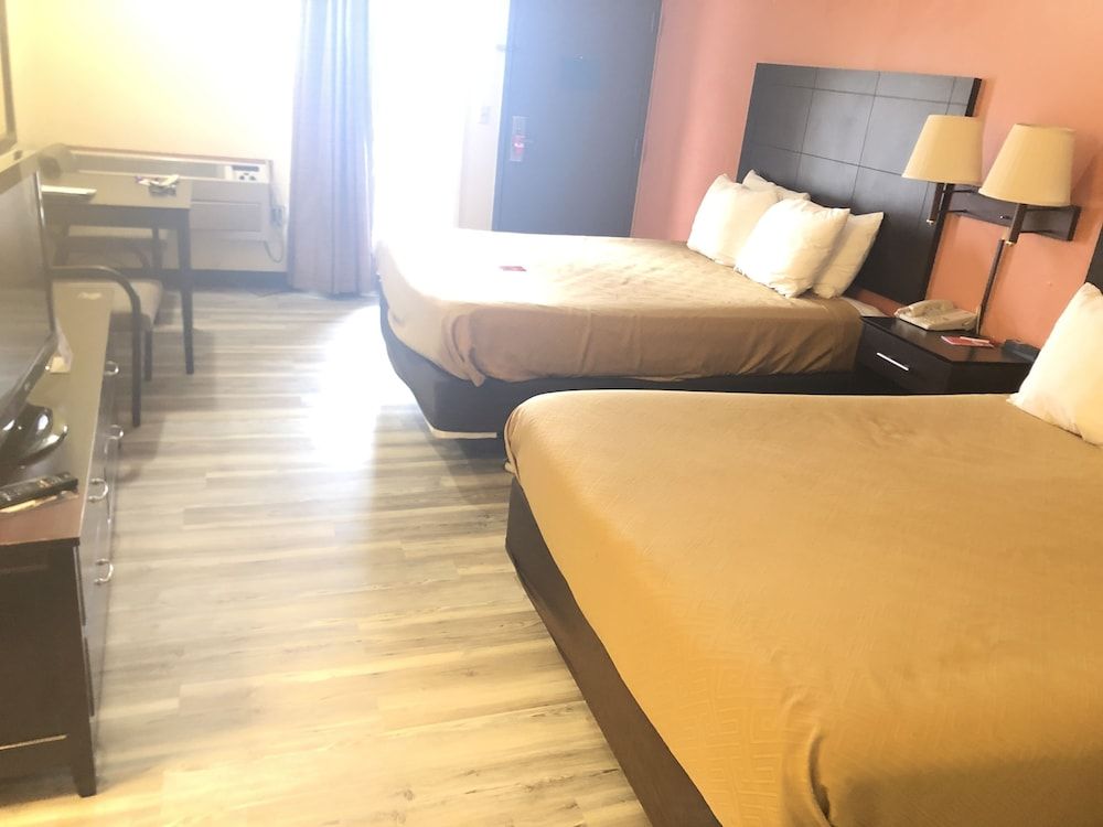 Econo Lodge Urbandale - photo 11