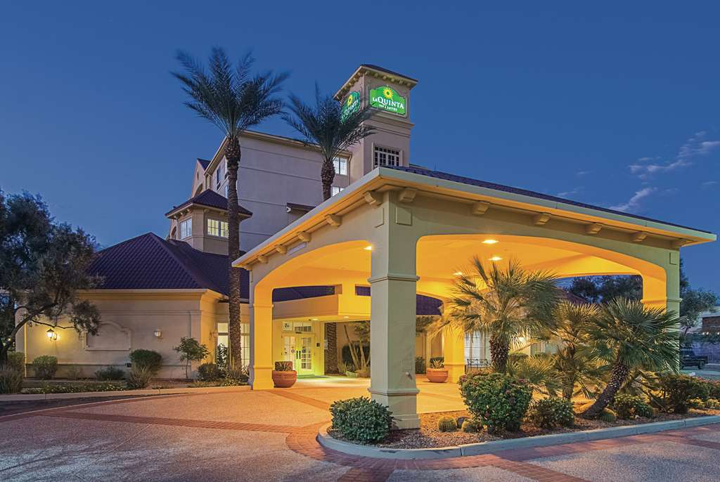 La Quinta Inn & Suites by Wyndham Phoenix Mesa West - photo 2