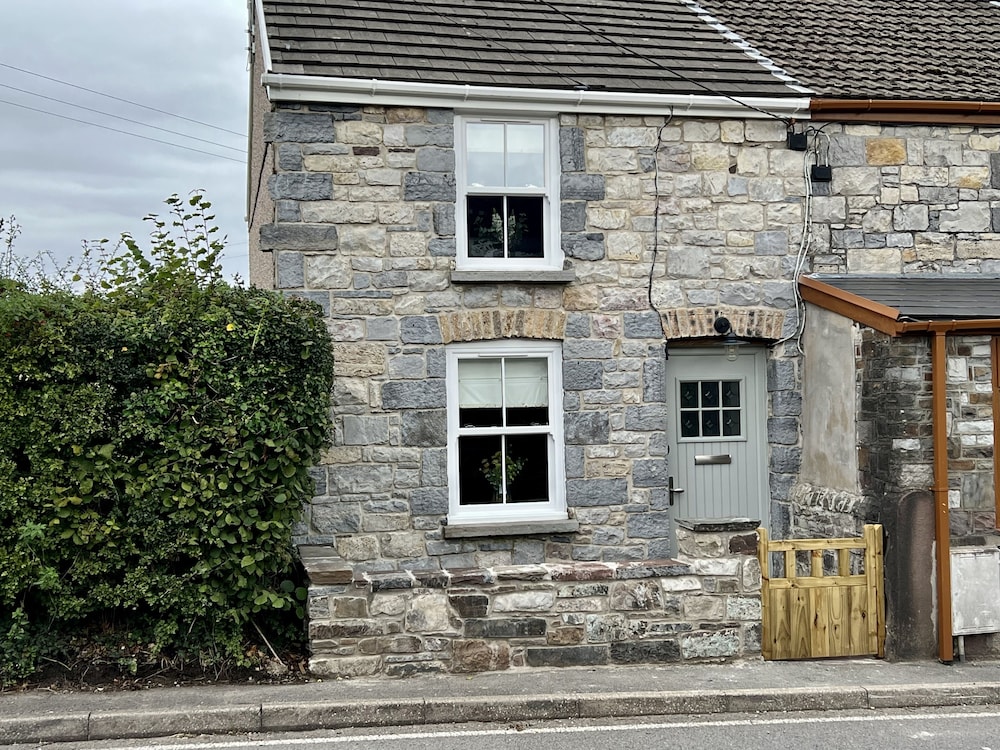 Penderyn Cottage Waterfall Country Brecon Beacons 17389098 — Aberdare