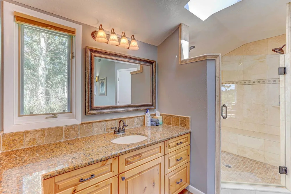 Mountain Views and Hot Tub Airy Forest Escape — hotel in Janesville