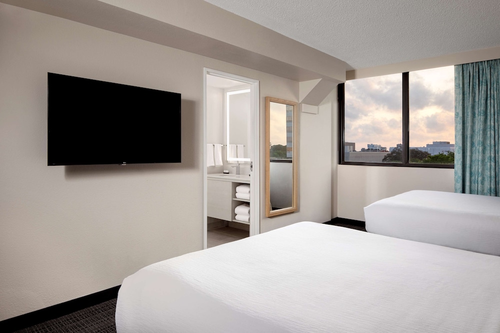 Embassy Suites by Hilton Tampa Airport Westshore - photo 11