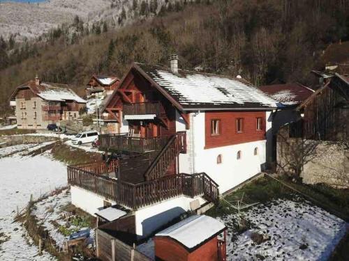 Charme Des Montagnes Et Annecy — hotel in Thones
