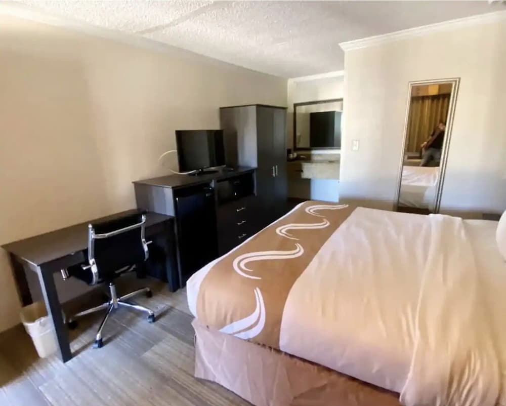 Hibiscus Inn & Suites - photo 12