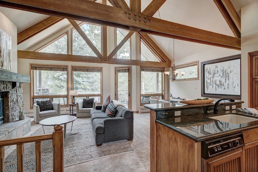 Luxury 4 Bed Pines Townhome Amongst The Peace And Quiet 4 Bedroom Townhouse by RedAwning — 4-Star Luxury Hotel in Avon, United States