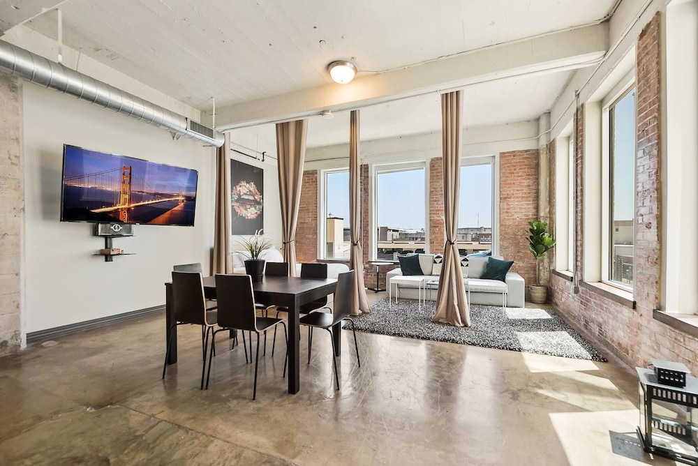 3 Bedroom Unit in Downtown Dallas pool gym — 4-Star Luxury Hotel in Dallas, United States