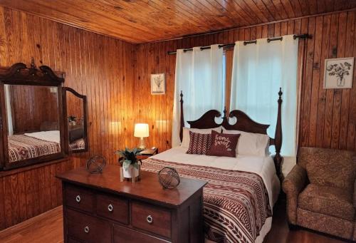 The Cabin 2 Br 1 Ba Apt Near Downtown — 4-Star Luxury Hotel in Savannah, United States