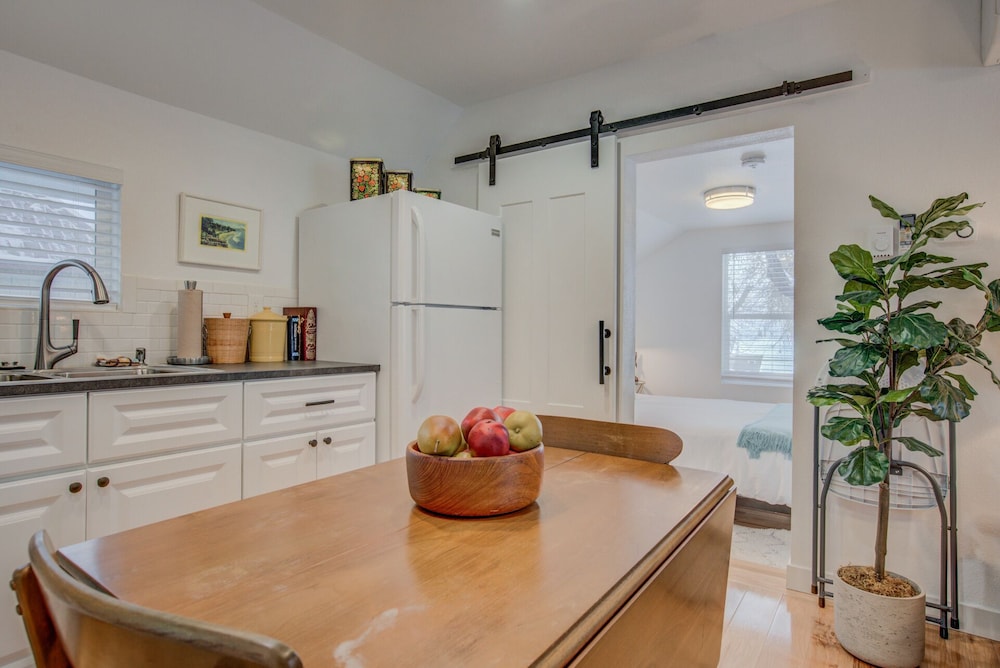 1BR Downtown Urbanitydining Drink Cafes & Escape - photo 8