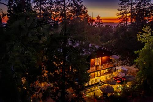 Sunset Summit Villa 2 min from Bass Lake — 4-Star Luxury Hotel in Bass Lake, United States