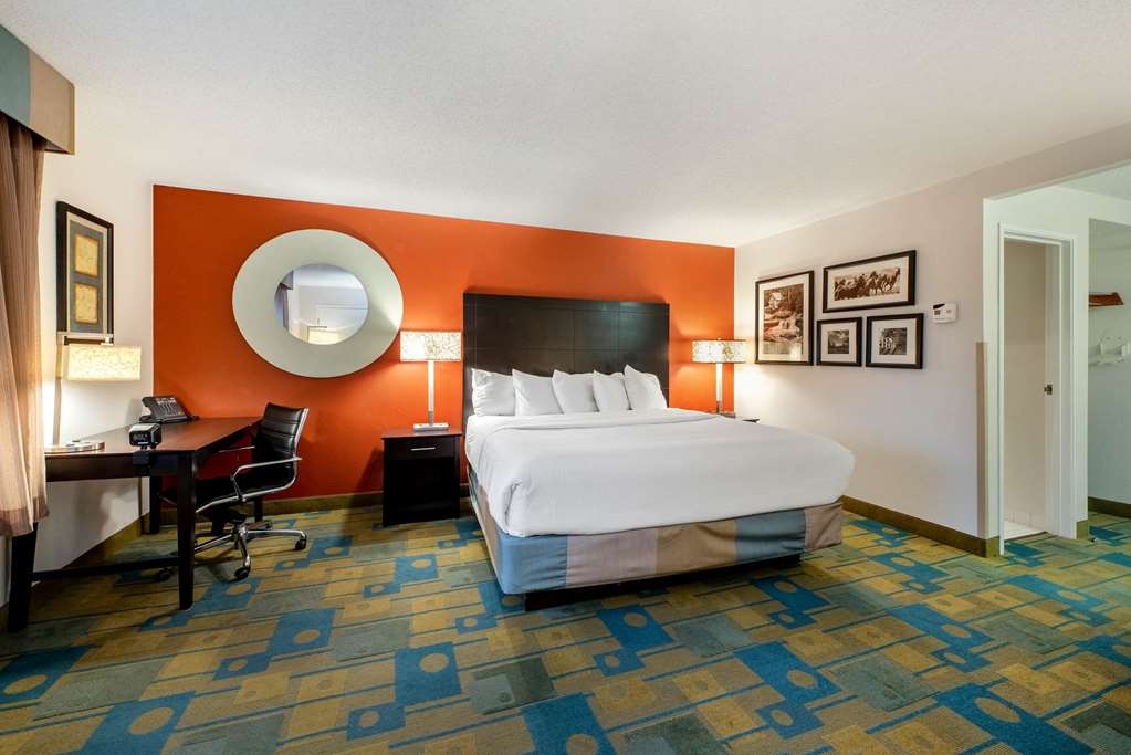 La Quinta Inn & Suites by Wyndham Mansfield OH - photo 38