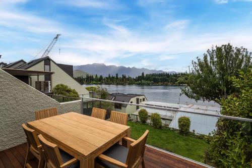 Lodges 6 Lake views and close to town — 4-Star Luxury Hotel in Queenstown, New Zealand