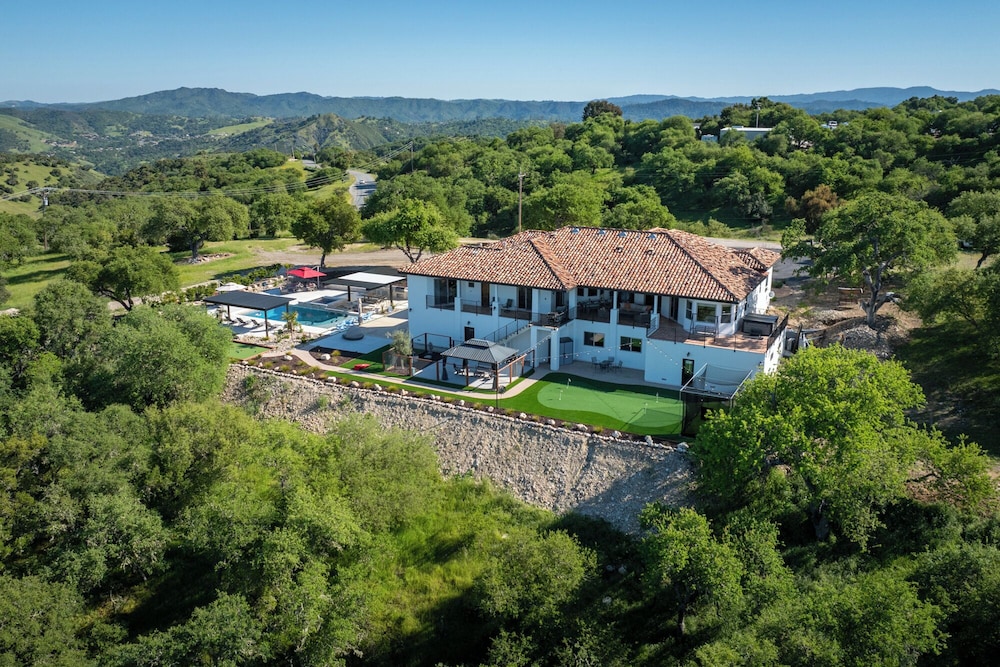 Blue Oak Oasis - carbon neutral hotel in Bradley