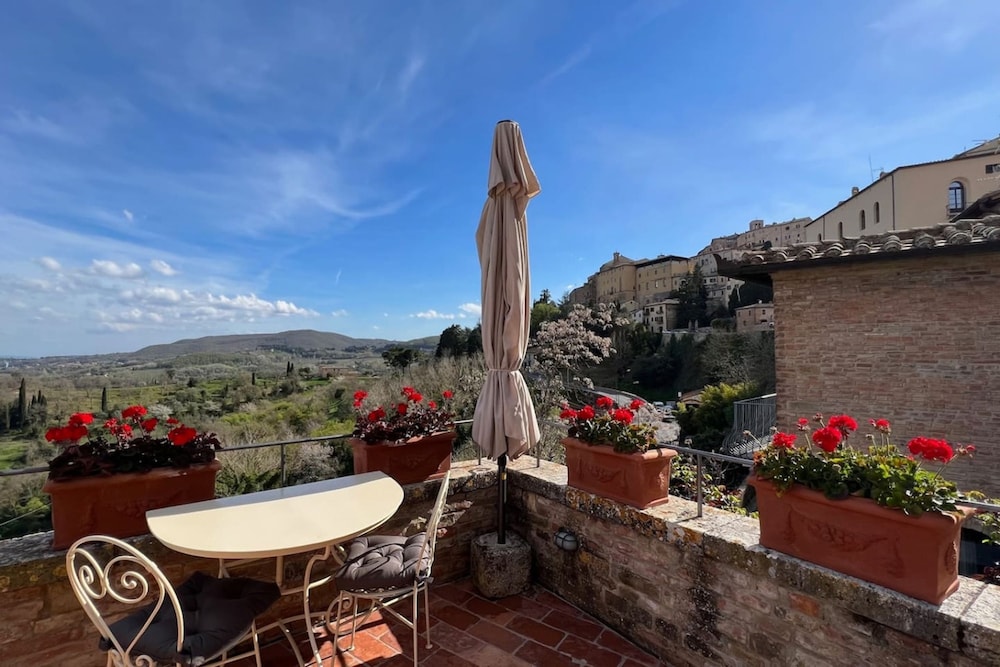 Tuscan Palace Buratti Apartment — 4-Star Luxury Hotel in Montepulciano, Italy
