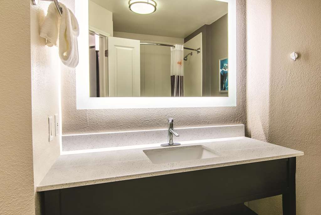 La Quinta Inn & Suites by Wyndham Orlando UCF - photo 34