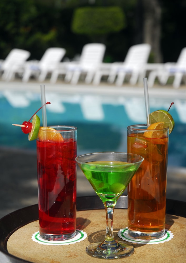 Poolside bar