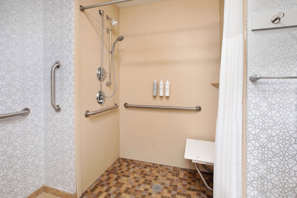 Hampton Inn Clinton IA - photo 39