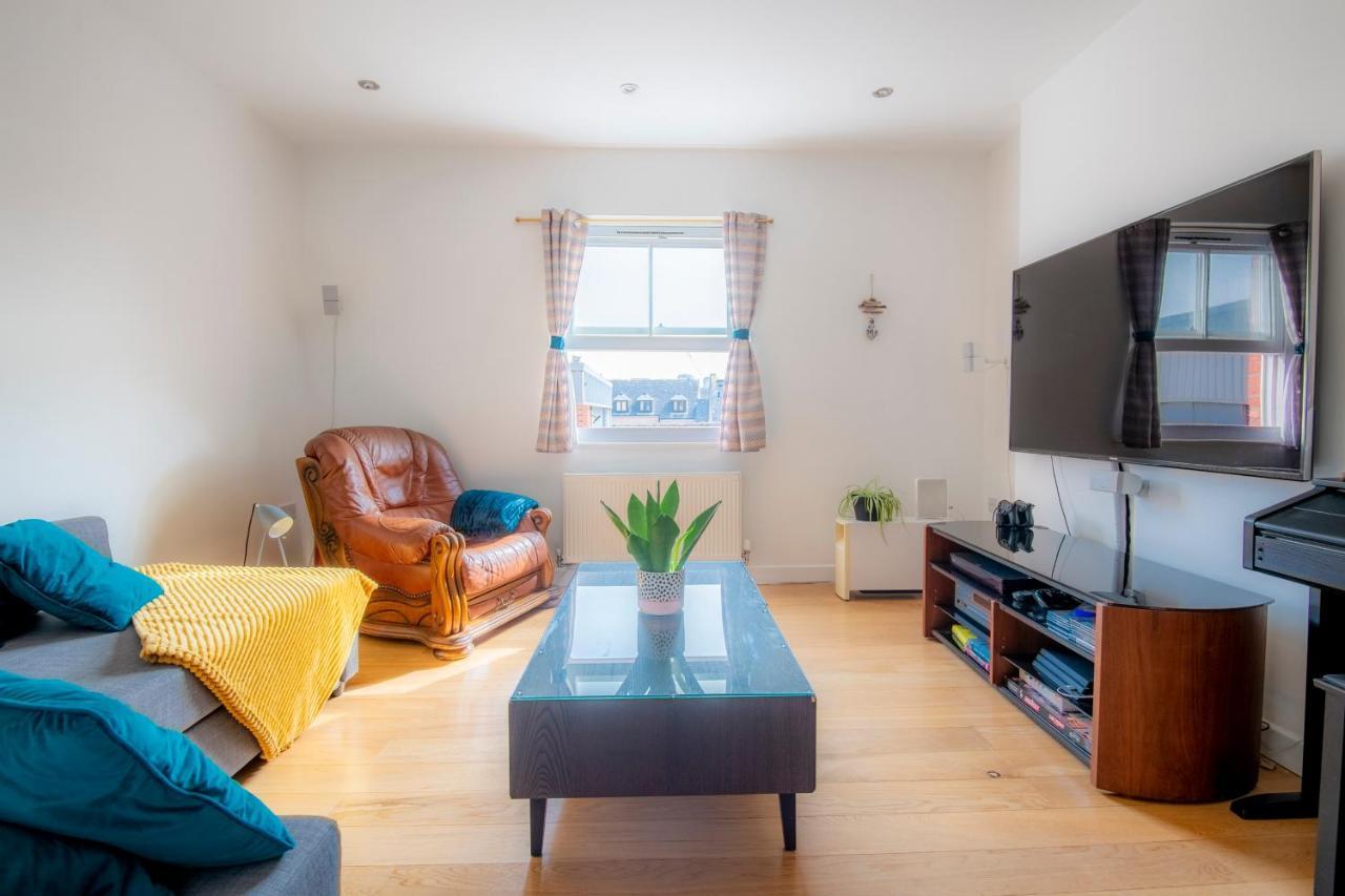Fantastic 3 Bed Brighton House Sleeps 6 SUPERFAST WiFi and Garage — 4-Star Luxury Hotel in Brighton, United Kingdom
