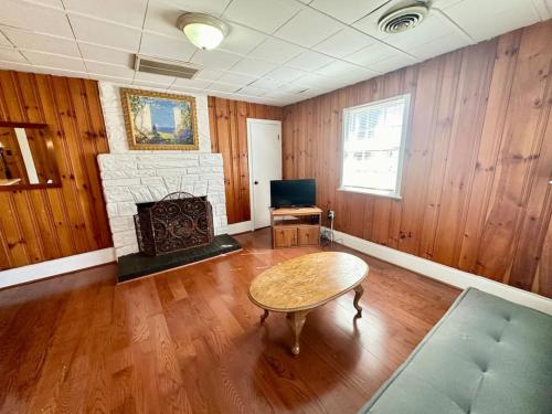 Cottage 8Lees Ford Marina — 4-Star Luxury Hotel in Ridgetop, United States