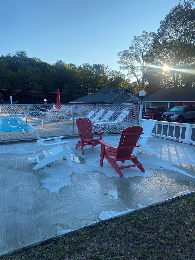 Barberry Court Motel - photo 30