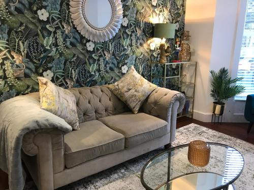 The Cheltenham stylish 1 bed Victorian apartment