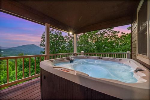 Trapper Johns Mountain Lodge 4 bed 3 bath private location in Wears Valley with mountain views — 4-Star Luxury Hotel in Sevierville, United States