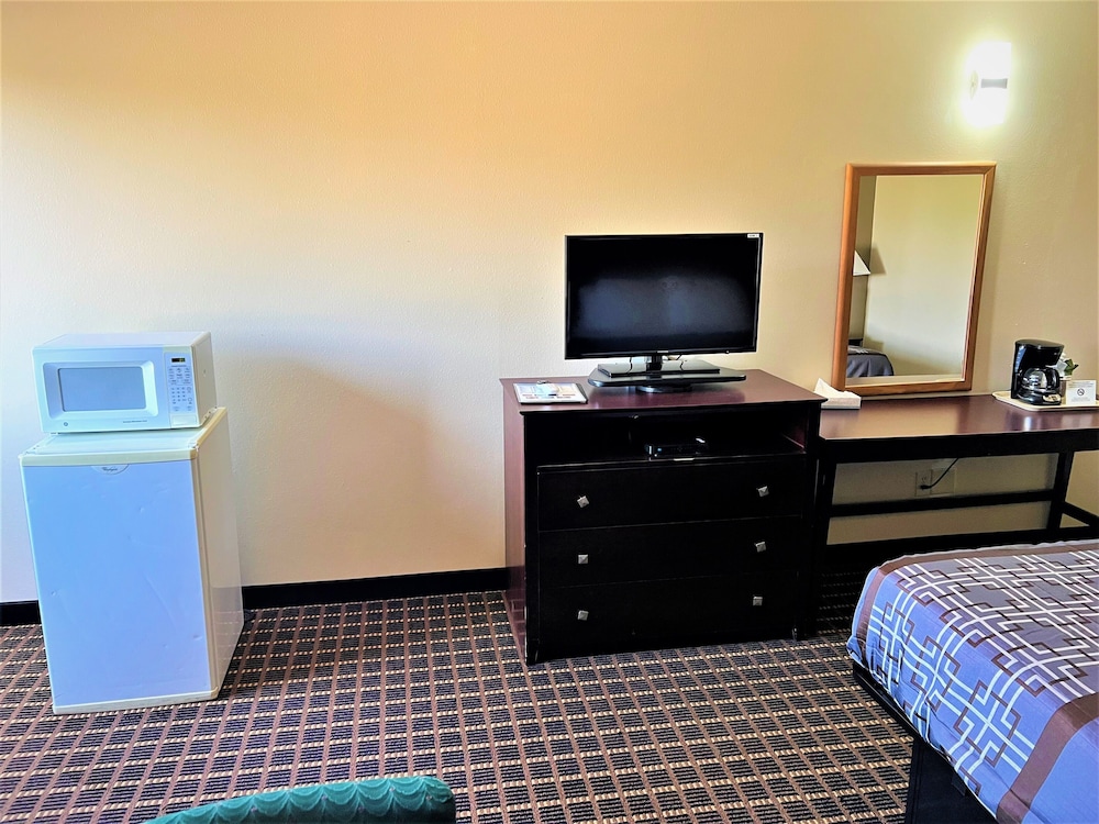 Designer Inn & Suites - photo 31