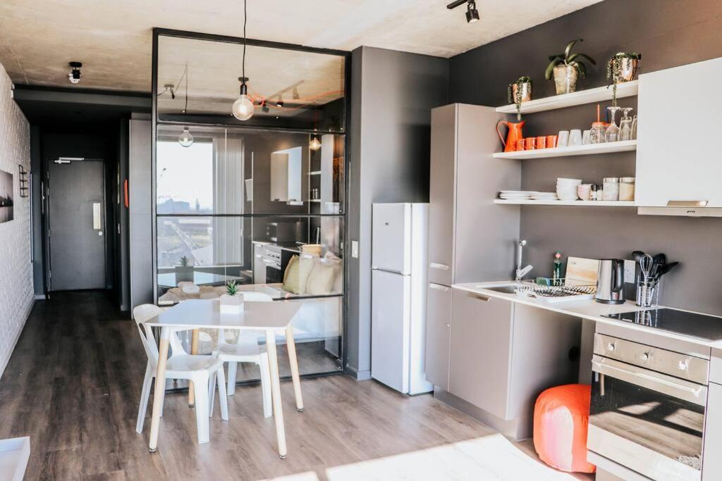 Wex829 Modern Woodstock Apartment with pool and gym access and secure parking