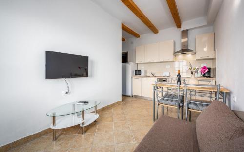 Ferienwohnung 5235 8 in Drenje — 4-Star Luxury Hotel in Drenje, Croatia