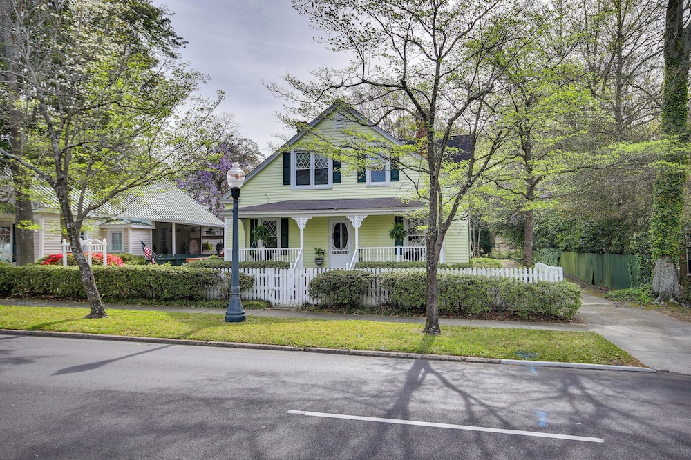 Aiken Apt w Garden view Balcony: Half mi to Dtwn — 4-Star Luxury Hotel in Aiken, United States