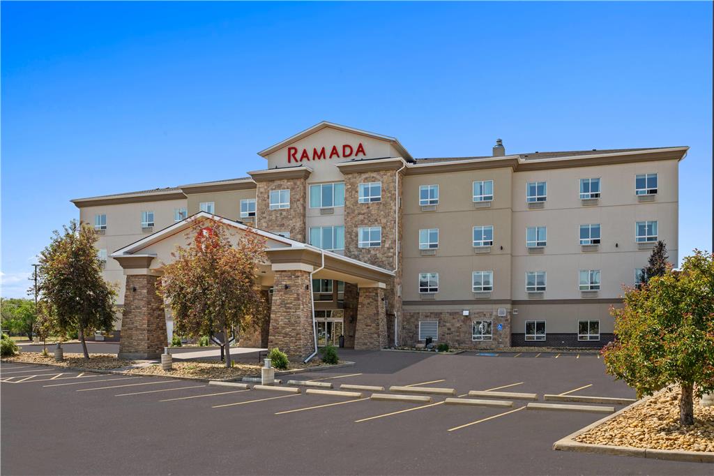 Ramada by Wyndham Drumheller Hotel & Suites — hotel in Three Hills