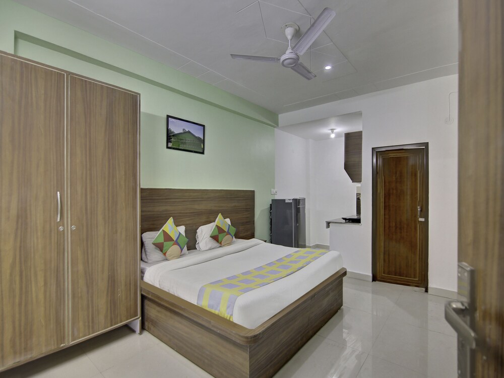 OYO Home 39565 Decent Studio Cyber Hub
