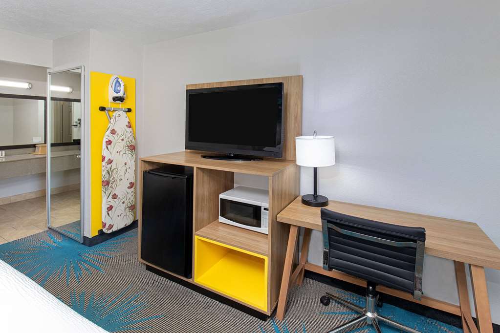 Days Inn by Wyndham Savannah - photo 32