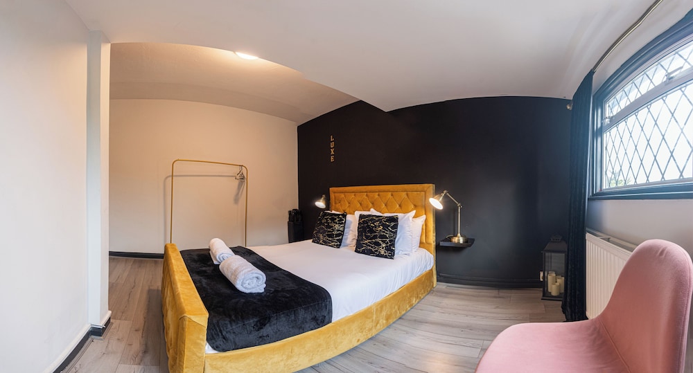 Heathrow House with Hot tub and Garden — 4-Star Luxury Hotel in Slough, United Kingdom