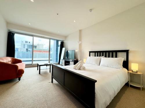 Morphett St Studio Retreat with Pool and Gym Access — 4-Star Luxury Hotel in Adelaide, Australia