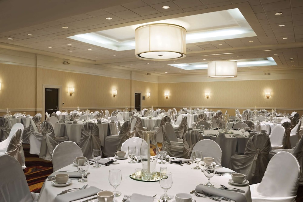 Embassy Suites by Hilton Cleveland Beachwood - photo 26