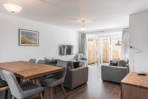 Beach Mews Modern townhouse with patio and private parking — 4-Star Luxury Hotel in Ramsgate, United Kingdom