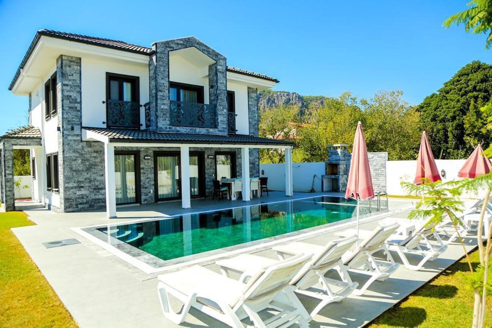Villa Sleeps 8 Parking Pool Bbq — 4-Star Luxury Hotel in Dalyan, Turkey