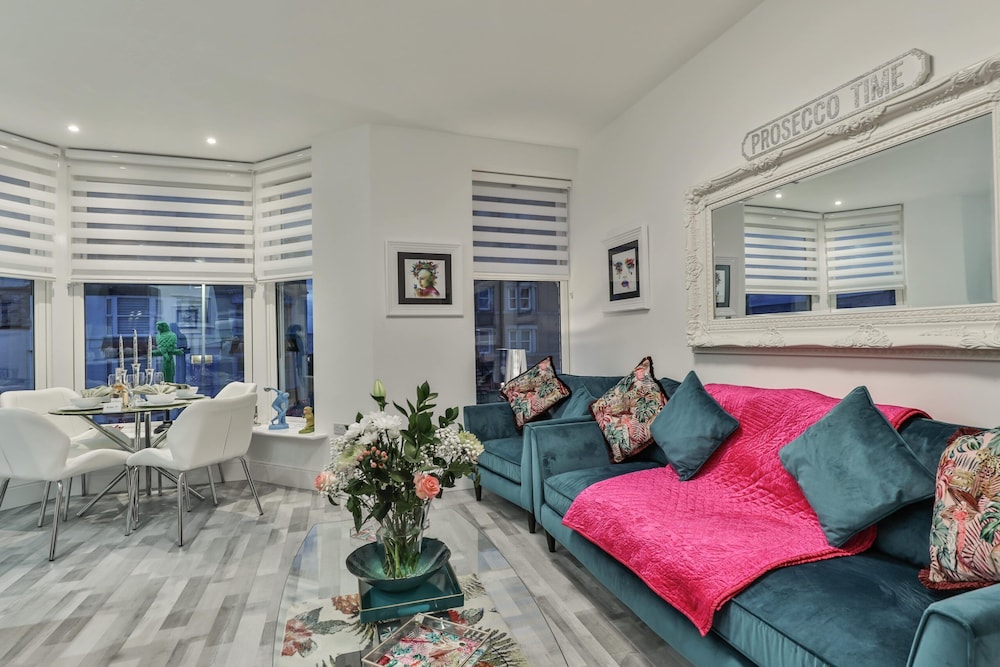 The Apartment Ground Floor Luxury for up to 4 guests near Open Air Theatre and North Bay