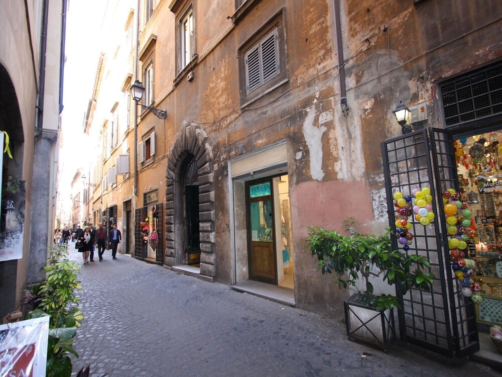 Travel & Stay Coronari — 4-Star Luxury Hotel in Rome, Italy