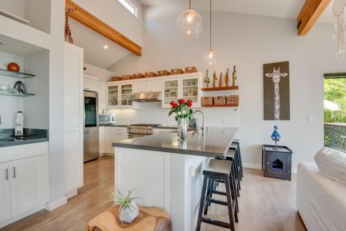 Malibu Retreat with Balcony and Mountain Views — 4-Star Luxury Hotel in Malibu, United States