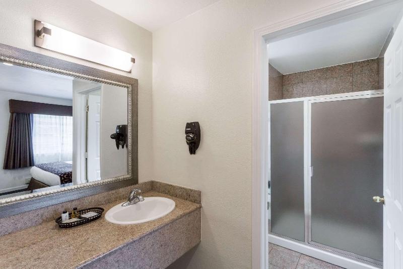 Howard Johnson by Wyndham Berkeley - photo 3