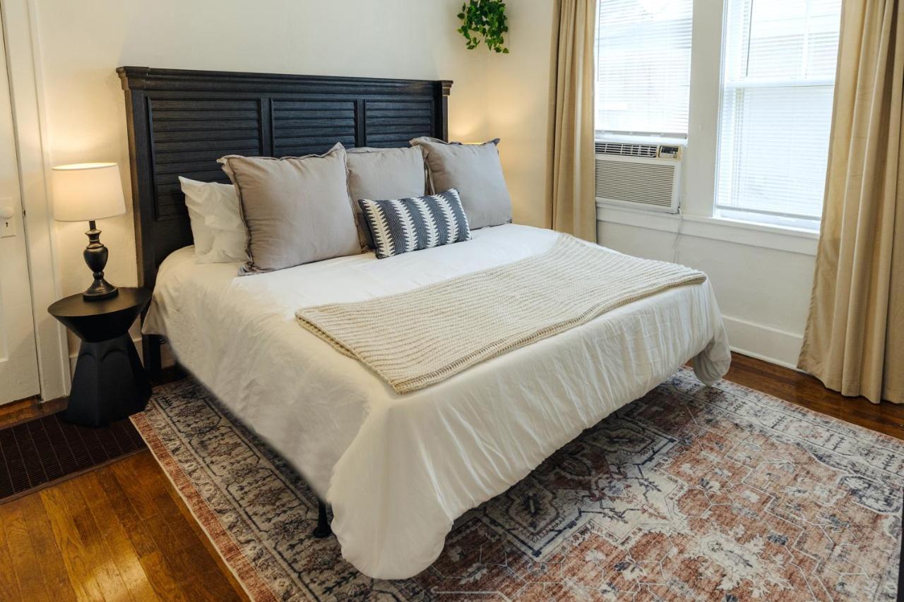 Historic Revival King Bed Midtown Memphis 66 Fast WiFi Free Parking Yes Pets in Memphis, United States