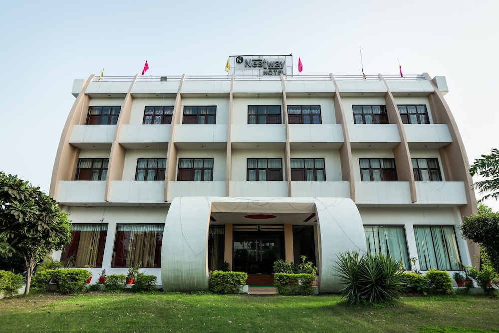 OYO 18465 Hotel Nestway — hotel in Panipat