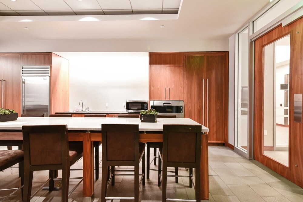 Global Luxury Suites at China Town - photo 26