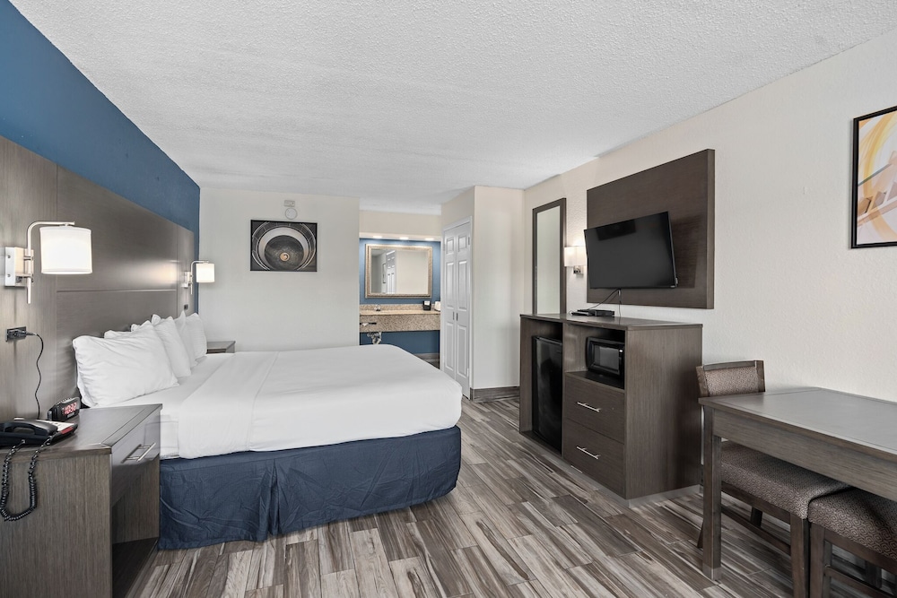 Baymont by Wyndham Orlando East - photo 12