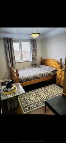 Deluxe Double Bed With Private Mordern Shower & Smart TV — hotel in Clydebank