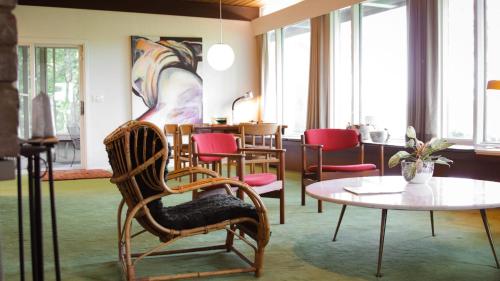 Mid Century Lakefront Haven Near Wayzata — Minneapolis
