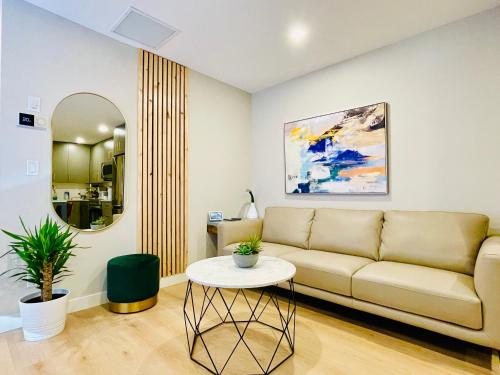 Joe's Contemporary 2 King Bedrooms Vacation Home in Canmore — 4-Star Luxury Hotel in Canmore, Canada