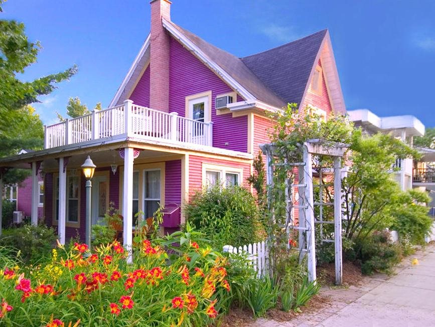Une Fleur au Bord de l’Eau in Granby, Canada