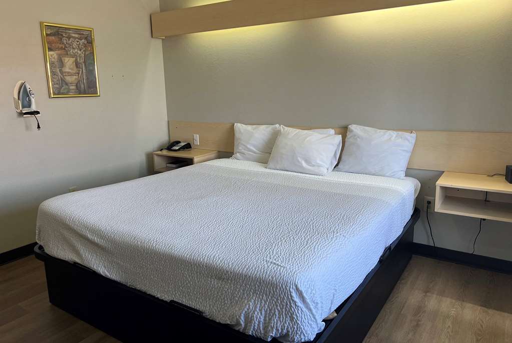 Days Inn & Suites by Wyndham Hutchinson - photo 16